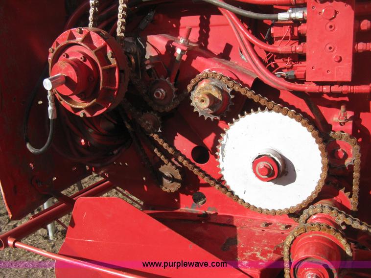 image for item H4456 2005 New Idea 6465 round baler