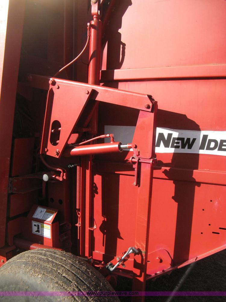 image for item H4456 2005 New Idea 6465 round baler
