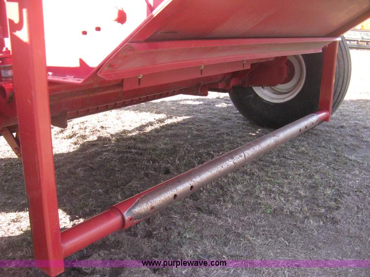 image for item H4456 2005 New Idea 6465 round baler