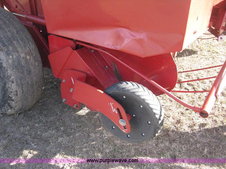 image for item H4456 2005 New Idea 6465 round baler