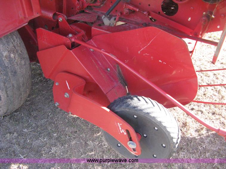 image for item H4456 2005 New Idea 6465 round baler