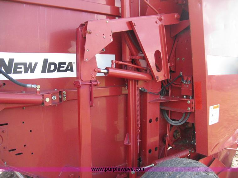 image for item H4456 2005 New Idea 6465 round baler