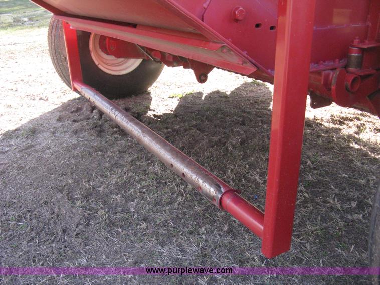 image for item H4456 2005 New Idea 6465 round baler