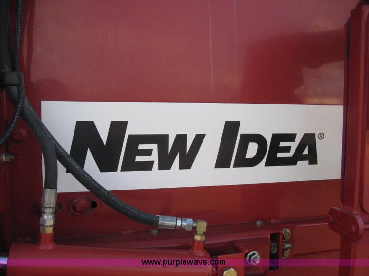 image for item H4456 2005 New Idea 6465 round baler