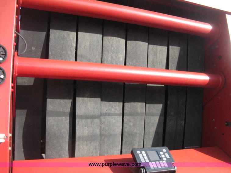 image for item H4456 2005 New Idea 6465 round baler