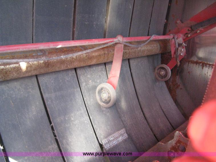 image for item H4456 2005 New Idea 6465 round baler
