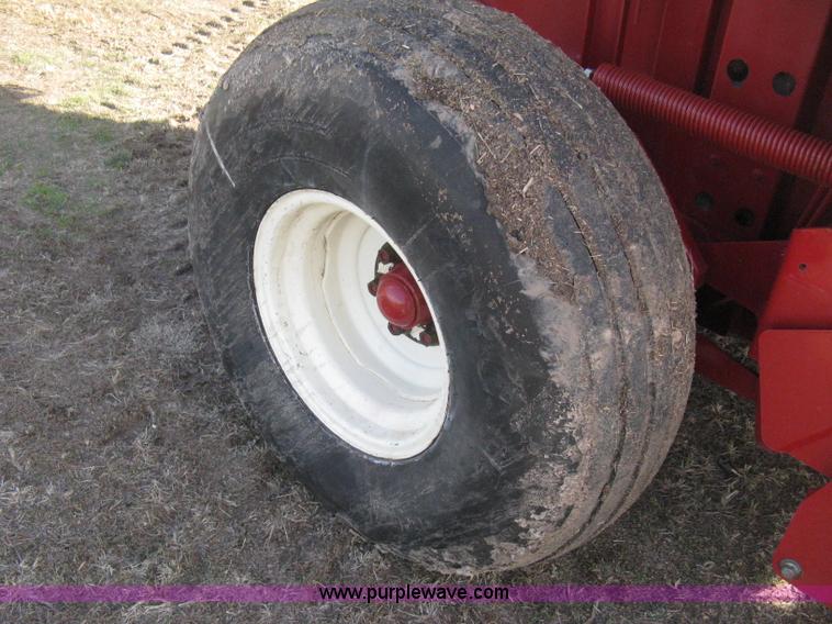 image for item H4456 2005 New Idea 6465 round baler