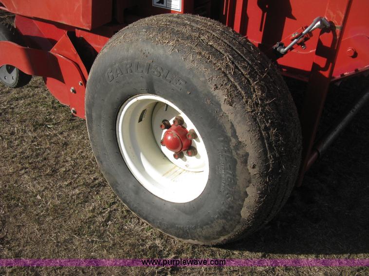 image for item H4456 2005 New Idea 6465 round baler