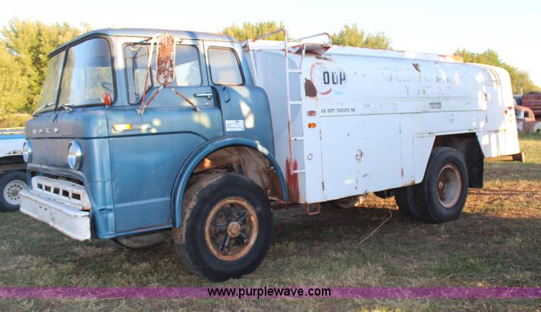 image for item H6774 1976 Ford F750 fuel truck