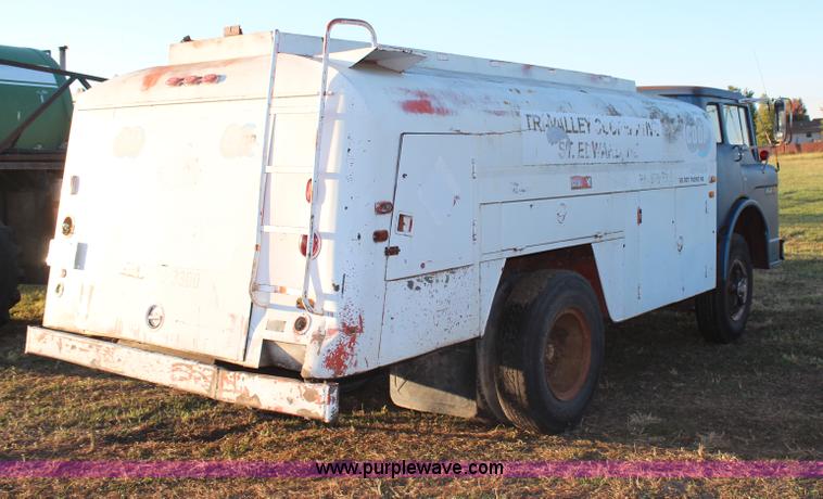 image for item H6774 1976 Ford F750 fuel truck