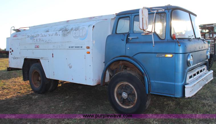 image for item H6774 1976 Ford F750 fuel truck