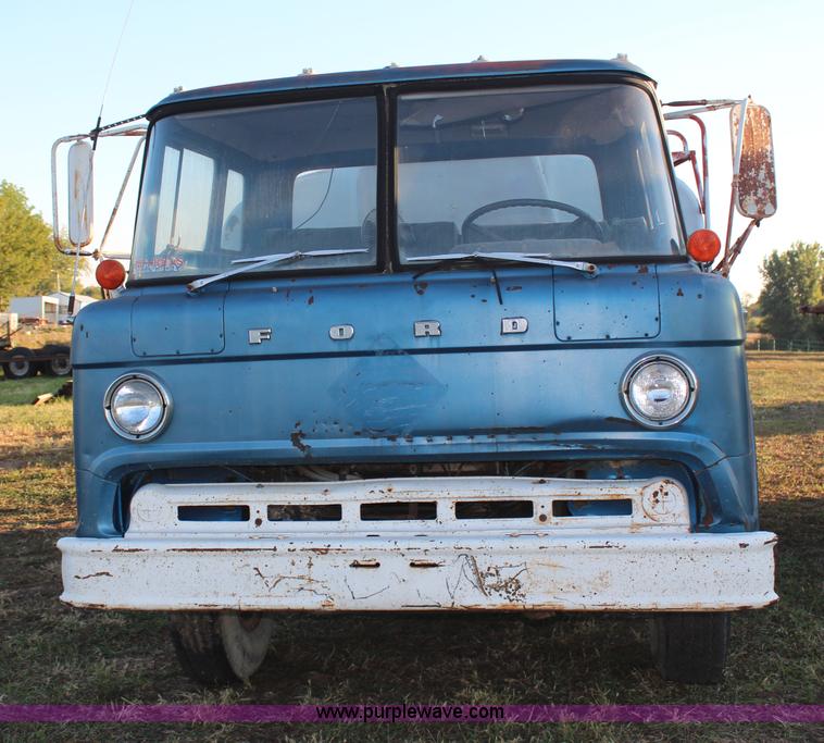 image for item H6774 1976 Ford F750 fuel truck