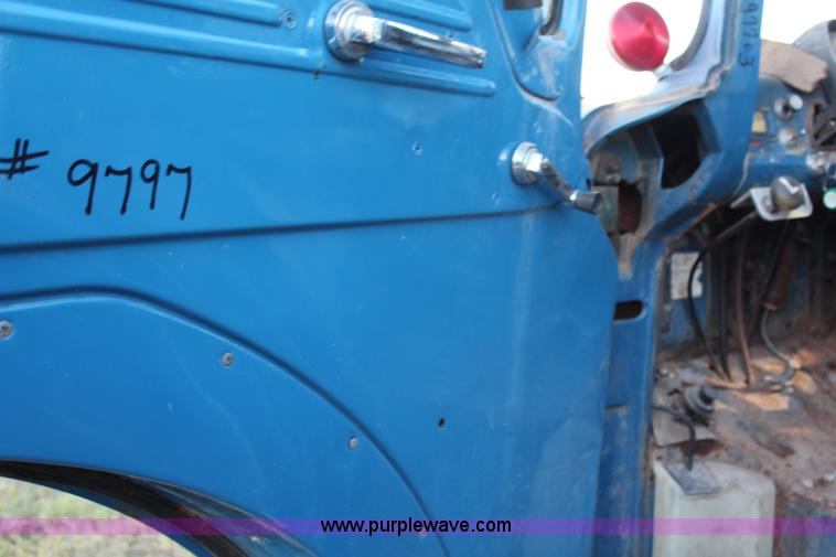 image for item H6774 1976 Ford F750 fuel truck