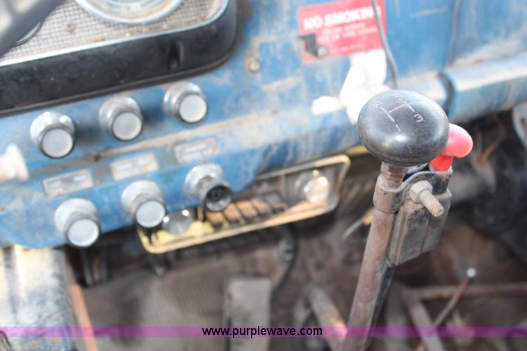 image for item H6774 1976 Ford F750 fuel truck