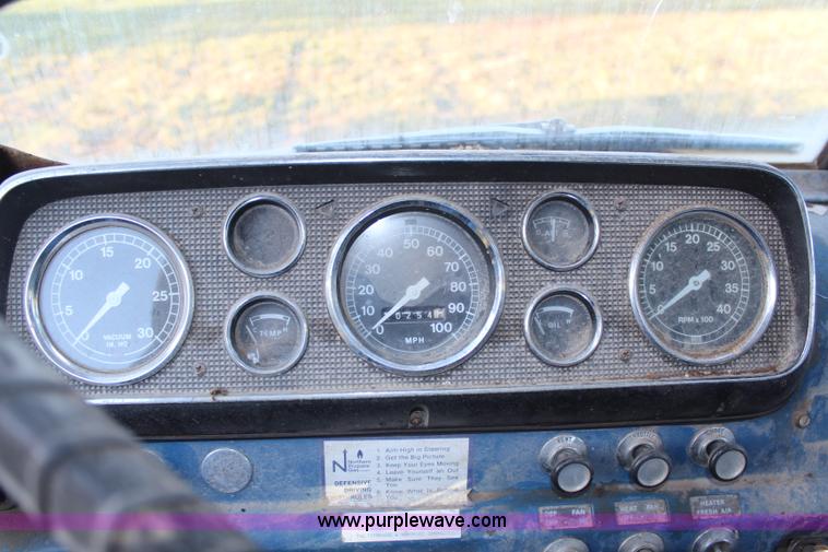 image for item H6774 1976 Ford F750 fuel truck