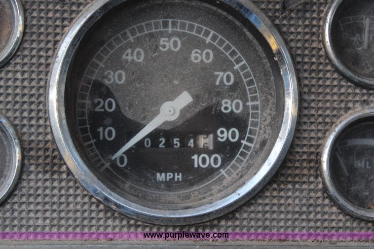 image for item H6774 1976 Ford F750 fuel truck