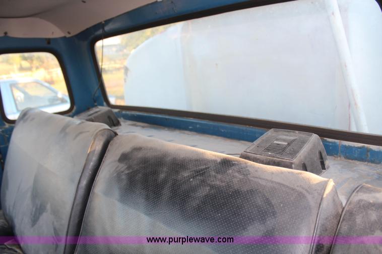 image for item H6774 1976 Ford F750 fuel truck