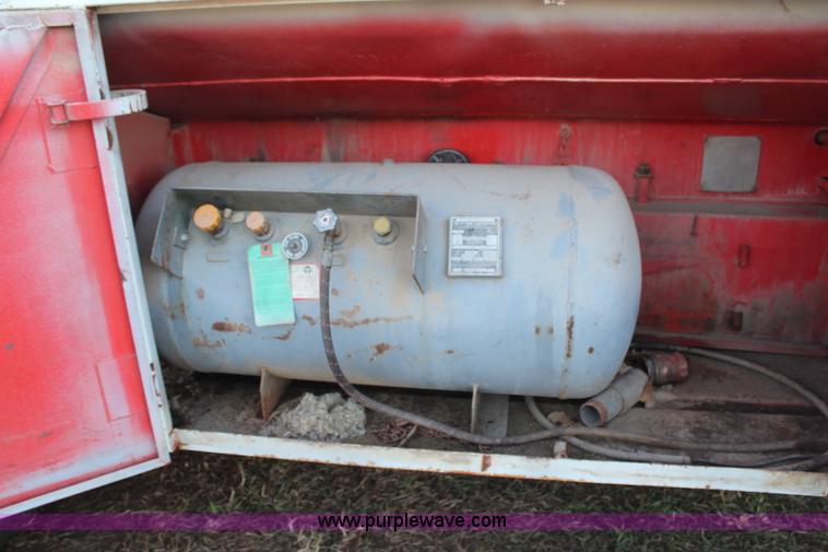 image for item H6774 1976 Ford F750 fuel truck