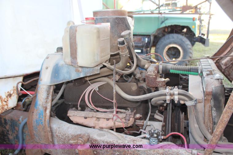 image for item H6774 1976 Ford F750 fuel truck