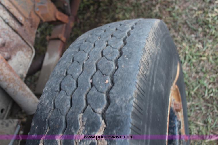 image for item H6774 1976 Ford F750 fuel truck