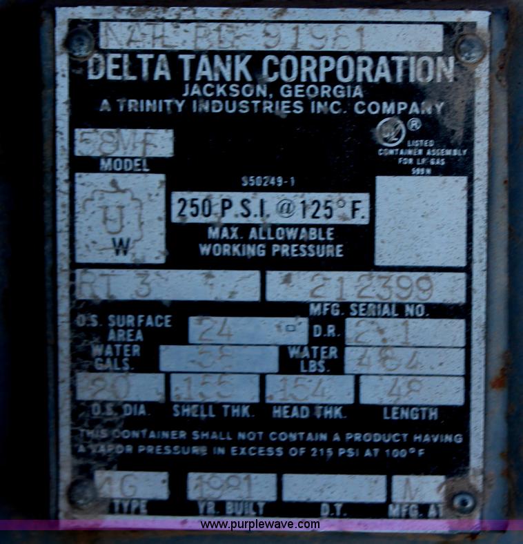 image for item H6774 1976 Ford F750 fuel truck