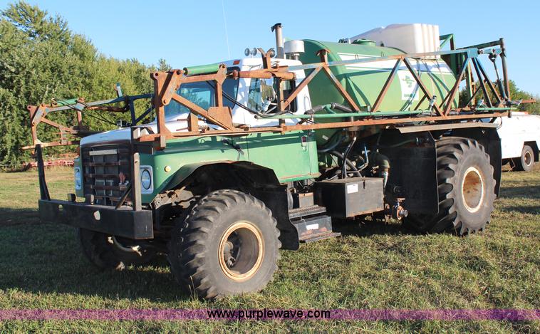 image for item H6876 1988 International 1954 Easy Rider 2000C sprayer