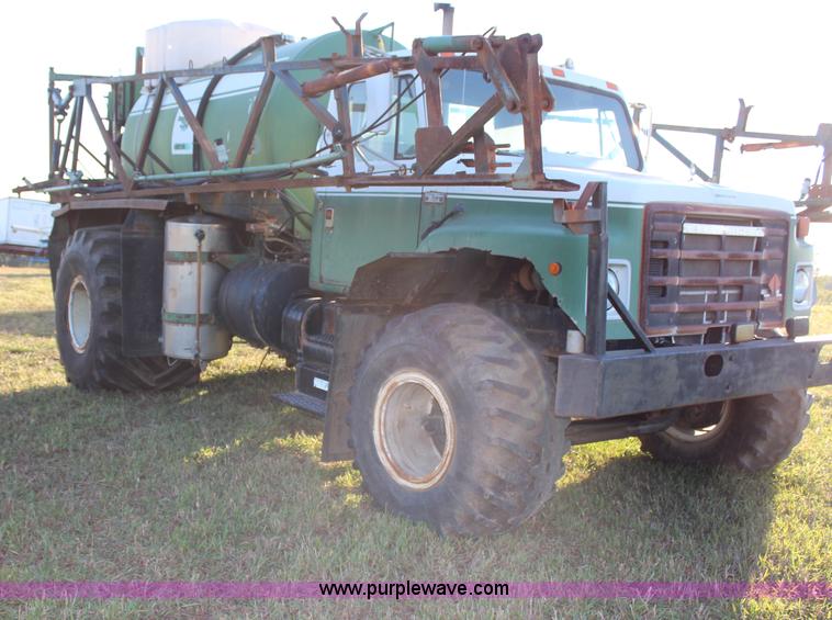 image for item H6876 1988 International 1954 Easy Rider 2000C sprayer