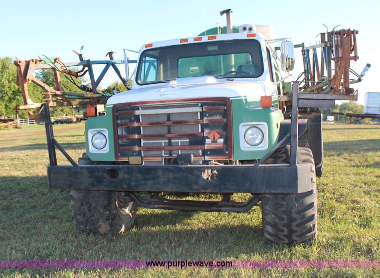 image for item H6876 1988 International 1954 Easy Rider 2000C sprayer