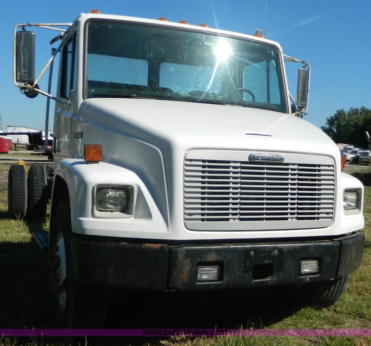 image for item AD9976 2000 Freightliner FL70 truck cab and chassis