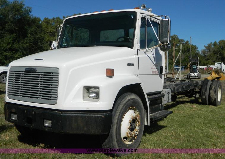 image for item AD9976 2000 Freightliner FL70 truck cab and chassis