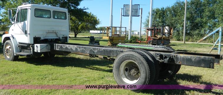 image for item AD9976 2000 Freightliner FL70 truck cab and chassis