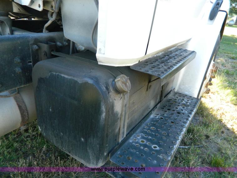 image for item AD9976 2000 Freightliner FL70 truck cab and chassis