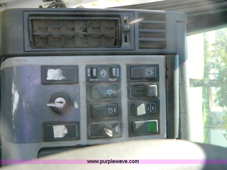 image for item AD9976 2000 Freightliner FL70 truck cab and chassis