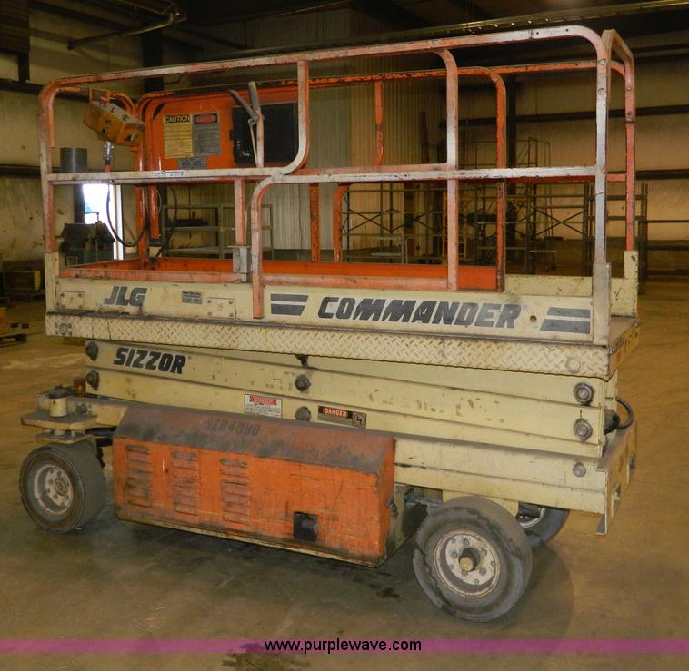 image for item AZ9074 2000 JLG CM2033 scissor lift