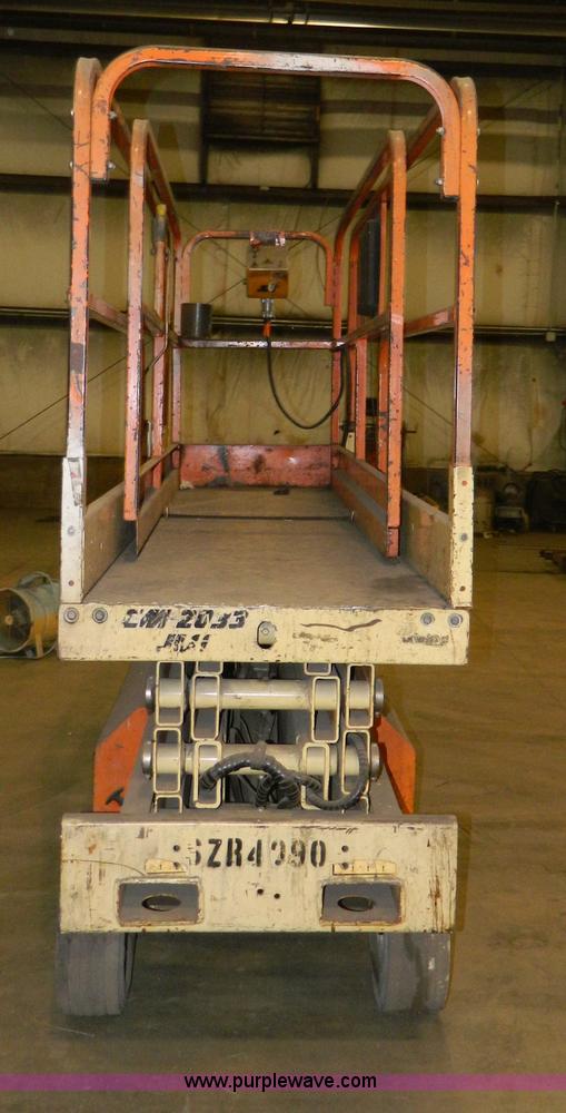 image for item AZ9074 2000 JLG CM2033 scissor lift