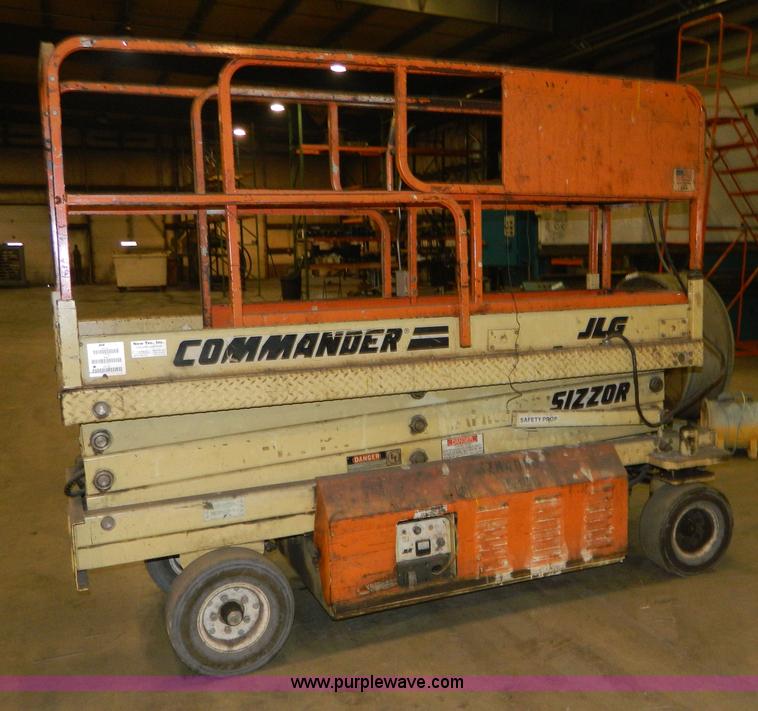 image for item AZ9074 2000 JLG CM2033 scissor lift