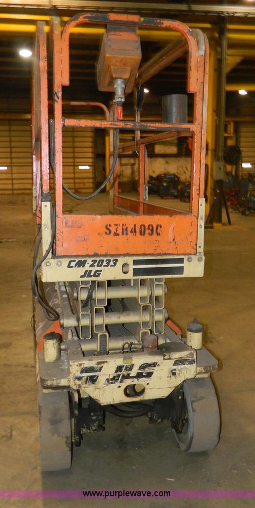image for item AZ9074 2000 JLG CM2033 scissor lift