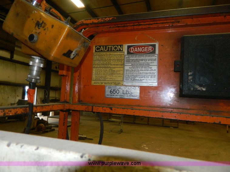 image for item AZ9074 2000 JLG CM2033 scissor lift