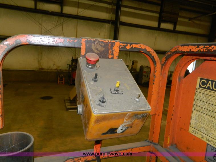 image for item AZ9074 2000 JLG CM2033 scissor lift