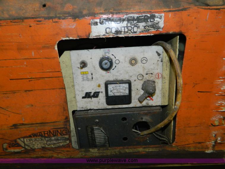 image for item AZ9074 2000 JLG CM2033 scissor lift