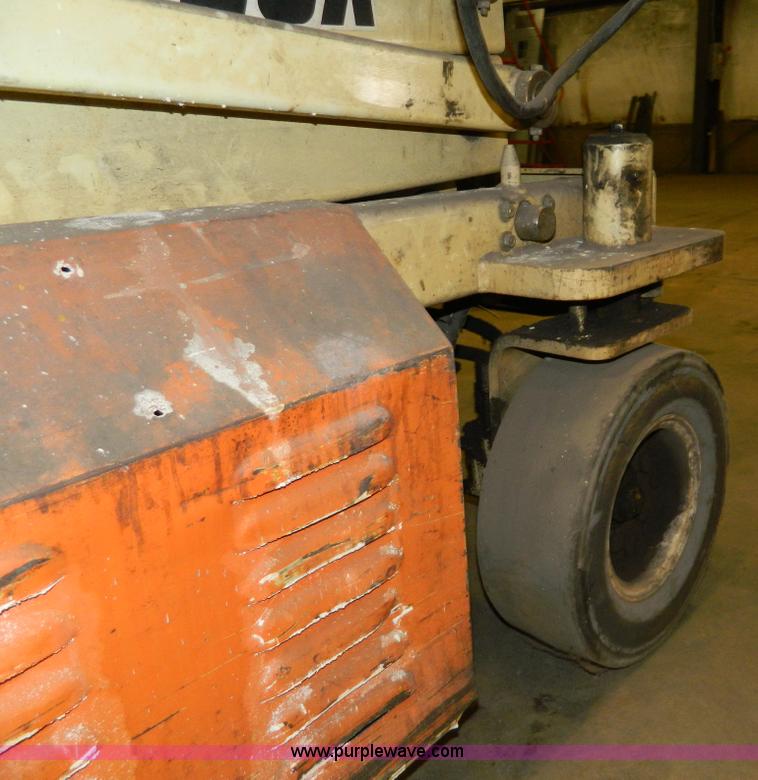 image for item AZ9074 2000 JLG CM2033 scissor lift