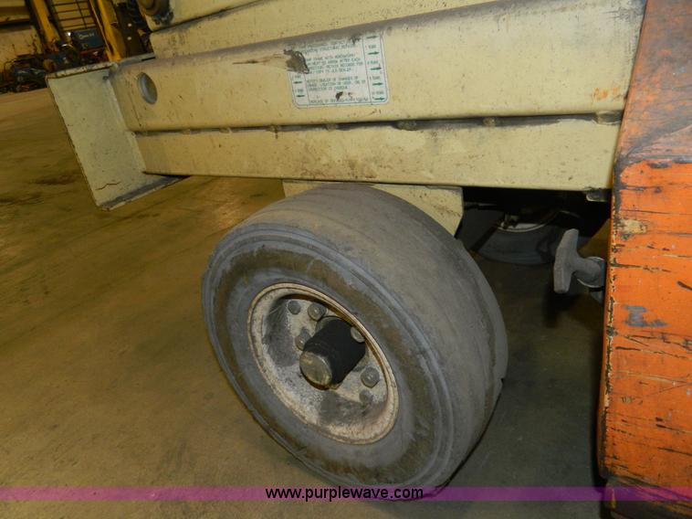 image for item AZ9074 2000 JLG CM2033 scissor lift