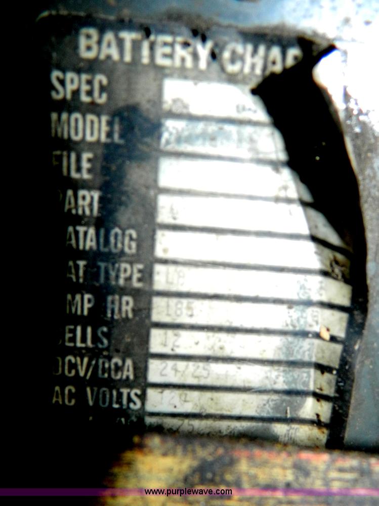 image for item AZ9074 2000 JLG CM2033 scissor lift