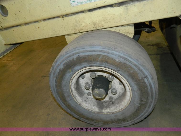 image for item AZ9074 2000 JLG CM2033 scissor lift