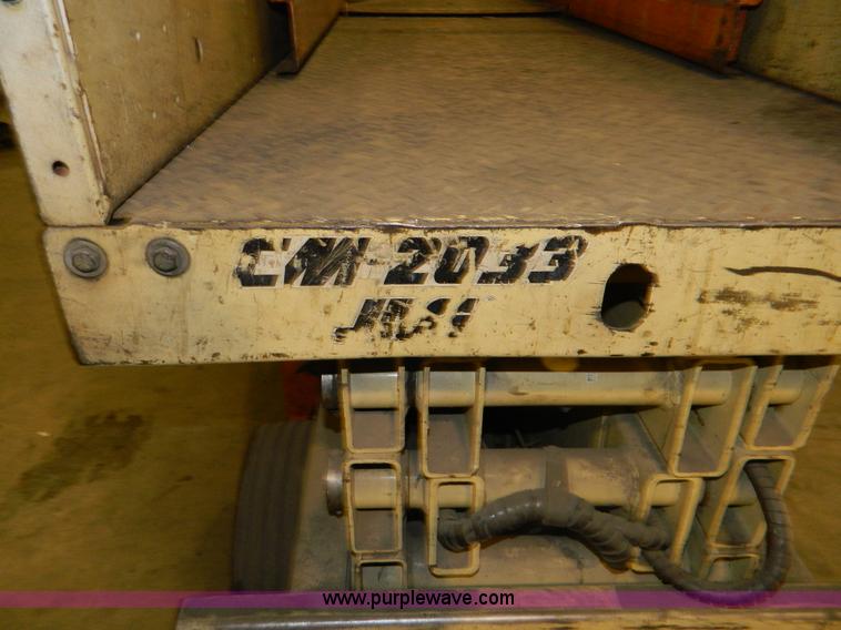 image for item AZ9074 2000 JLG CM2033 scissor lift