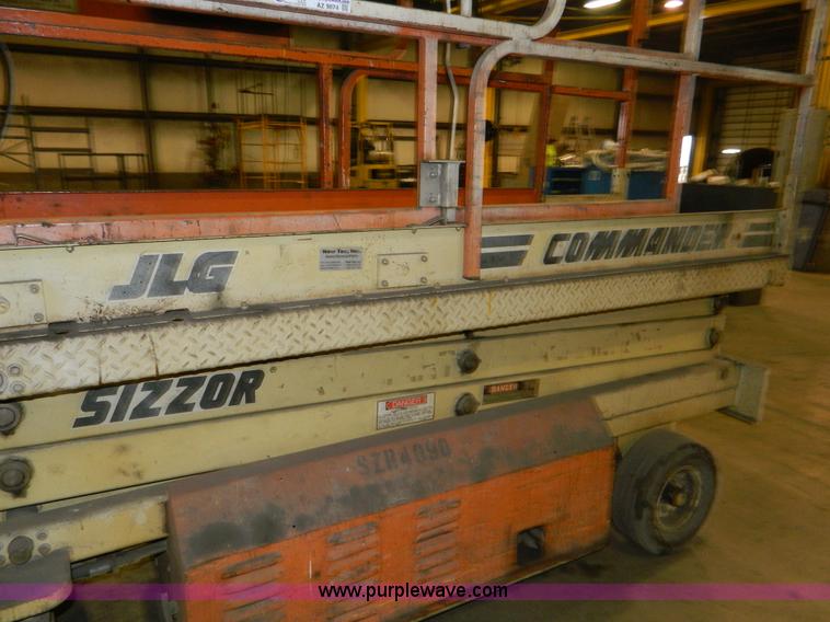 image for item AZ9074 2000 JLG CM2033 scissor lift