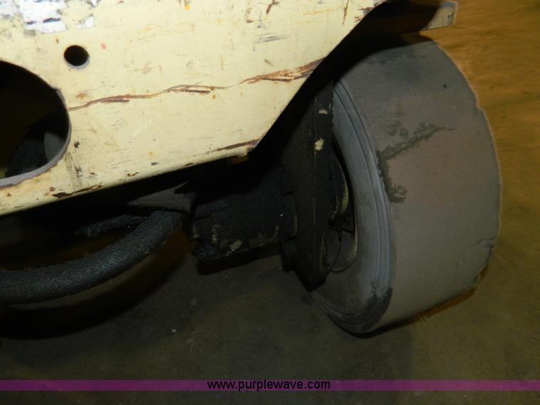 image for item AZ9074 2000 JLG CM2033 scissor lift