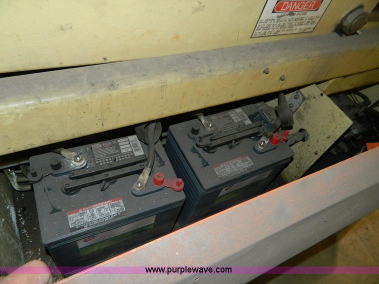 image for item AZ9074 2000 JLG CM2033 scissor lift