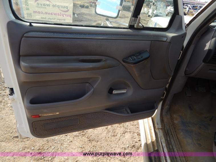 image for item B5944 1994 Ford F350 XL tow truck