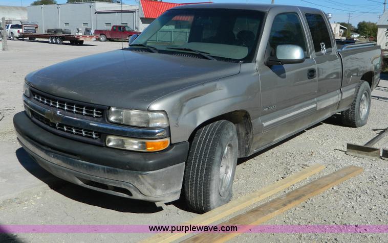 image for item D6055 2000 Chevrolet Silverado 1500 Ext. Cab pickup truck